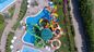 Πάρκο διασκέδασης Μεγάλο εξοπλισμό παιχνιδιού πάνω από την πισίνα Παιδιά