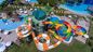 Πάρκο διασκέδασης Μεγάλο εξοπλισμό παιχνιδιού πάνω από την πισίνα Παιδιά
