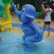 Τα παιδιά παίζουν το μικρό ελέφαντα ψεκασμών νερού λιμνών, στάση φίμπεργκλας ζωική - μπλε