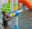 Παιχνίδια παιχνιδιού πισινών παιδιών πάρκων νερού, σκοπευτές ψεκασμού νερού και πυροβόλο όπλο νερού