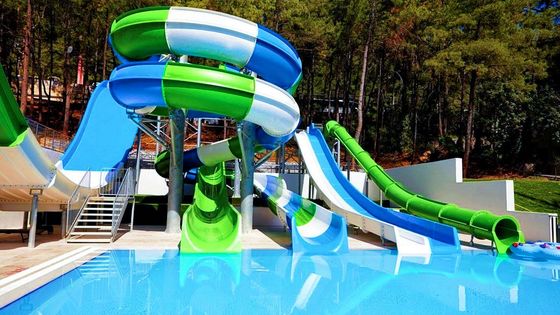 Διασκέδαση Πάρκο νερού Ενήλικες Παιχνίδια νερού Προσαρμοσμένο υαλοπλαστικό διαδρόμιο για πισίνα